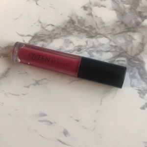 Qveen Studio lip gloss
